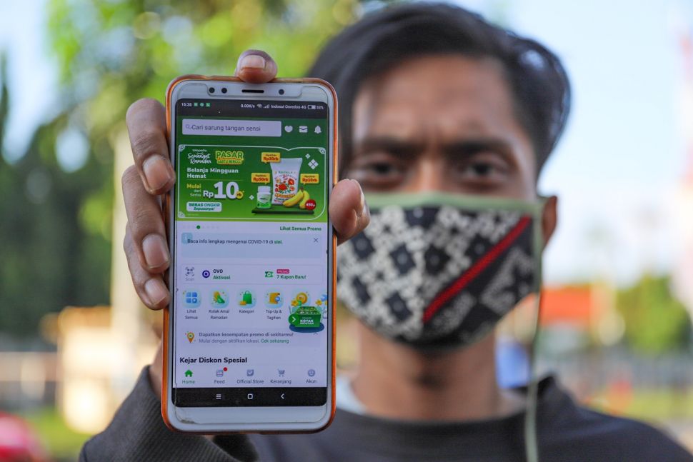 Pengguna aplikasi Tokopedia menunjukan akun Tokopedianya, Jakarta, Senin (4/5).  [Suara.com/Alfian Winanto]