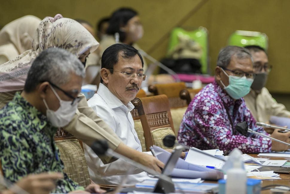 Menteri Kesehatan Terawan Agus Putranto (ketiga kiri) didampingi jajarannya mengikuti rapat kerja dengan Komisi IX DPR di Kompleks Parlemen, Senayan, Jakarta, Senin (4/5). [ANTARA FOTO/Galih Pradipta]