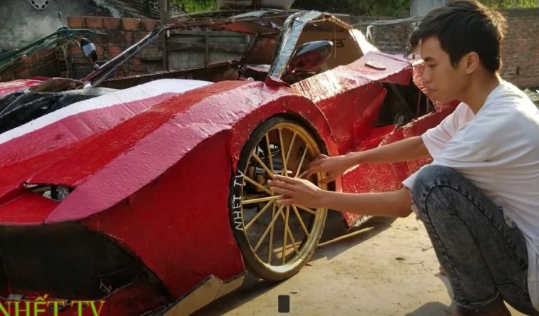 Mobil Ferrari dari kardus. (Youtube/NHET TV)