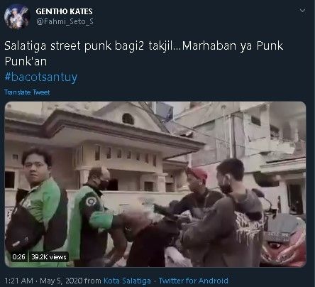 Aksi anak punk bagikan takjil di pinggir jalan. (Twitter/@Fahmi_Seto_S)