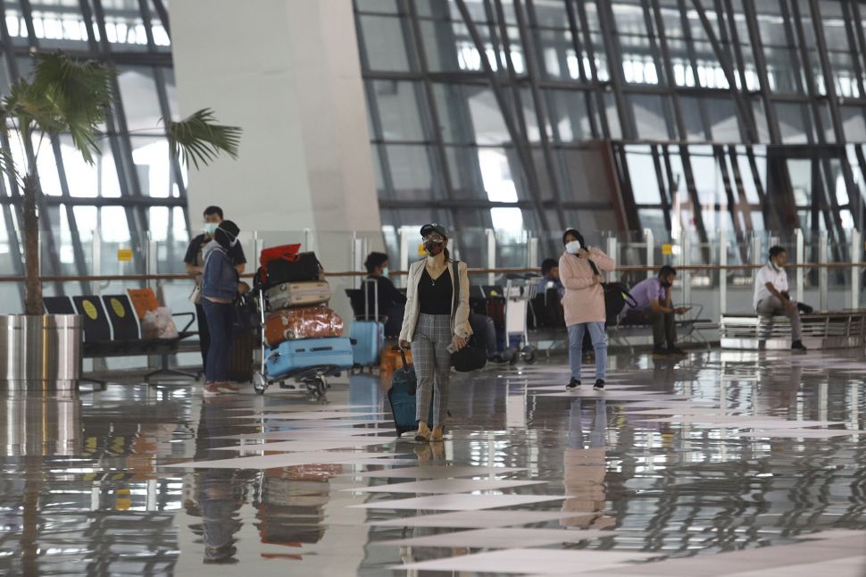 Sejumlah calon penumpang bersiap melakukan lapor diri sebelum terbang di Terminal 3 Bandara Soekarno Hatta, Tangerang, Banten, Kamis (7/5). [Suara.com/Angga Budhiyanto] 