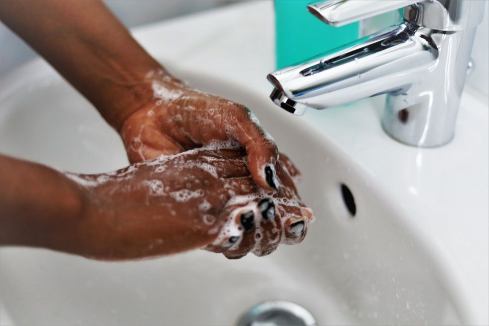 Ilustrasi orang kulit hitam cuci tangan. (Dok: Pixabay)