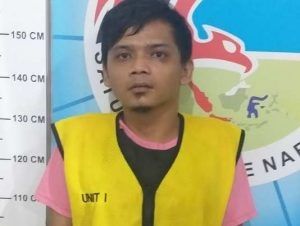 Ahmad Albar, pemuda yang suka lagu dangdut ini terpaksa dikeler petugas Unit I Satuan Narkoba Polrestabes Surabaya. [Beritajatim]