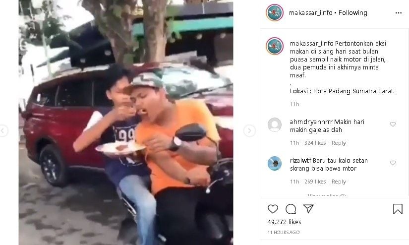 Pemuda makan di atas motor. (Instagram/@makassar_iinfo)