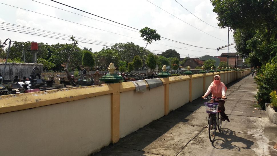 Seorang warga melintasi tempat kejadian dugaan penjambretan di Kampung Dukuh, Kelurahan Gedongkiwo, Kecamatan Mantrijeron, Kota Yogyakarta, Sabtu (9/5/2020). [Muhammad Ilham Baktora / SuaraJogja.id]