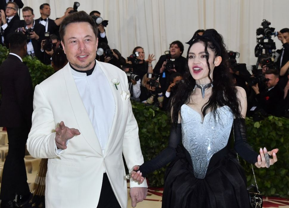 Elon Musk and Grimes tiba di Metropolitan Museum of Art di New York (7/5/2018).  Grimes baru saja melahirkan putra mereka (4/5/2020) [AFP Angela Weiss].