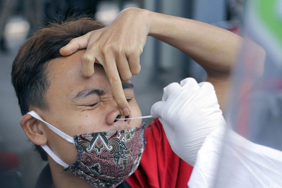 Petugas medis mengambil sampel lendir dari seorang penumpang KRL saat tes swab Corona COVID-19 di Stasiun Bojong Gede, Bogor, Jawa Barat, Senin (11/5/2020).  [ANTARA FOTO/Yulius Satria Wijaya]