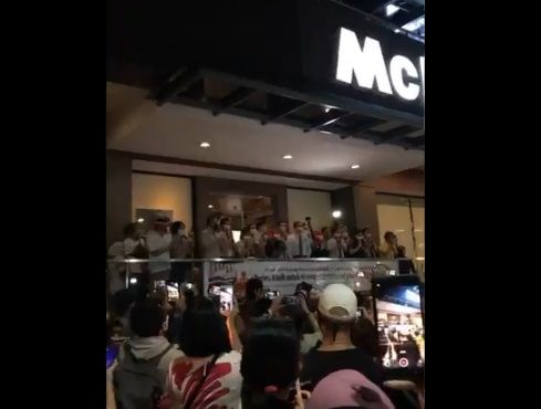 Sedang pandemi Covid-19, warganet menyayangkan orang malah berkerumun di depan gerai saat McDonald's (McD) Sarinah resmi tutup pada Minggu (10/5/2020), sekitar pukul 22.00 WIB. (Twitter/@@pleasureboyss)