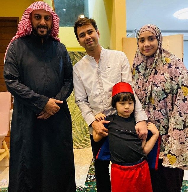 Raffi Ahmad mengundang Syekh Ali Jaber ke rumahnya, untuk menjalani ibadah salat tarawih. [Instagram]