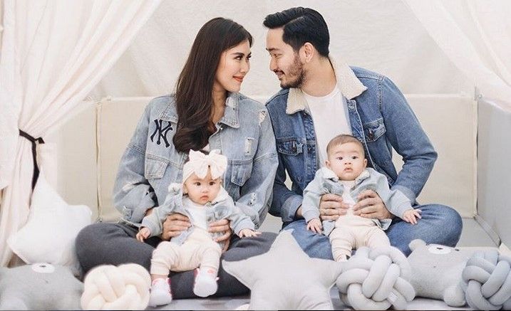 Syahnaz Sadiqah dan Jeje Govinda bersama anak kembarnya. [Instagram]