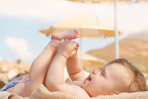 Ilustrasi bayi berjemur (Shutterstock)