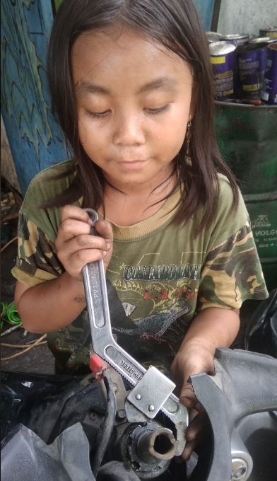 Bocah kelas tiga SD piawai menjadi mekanik. (Facebook/Ari Kentir Syarifuddin)