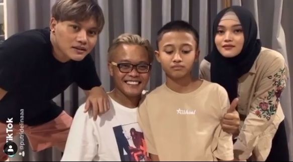 Sule dan ketiga anaknya main TikTok [Instagram/rizkyfbian]