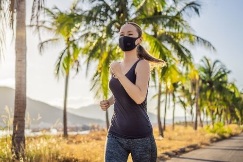 Olahraga menggunakan masker. (Shutterstock)