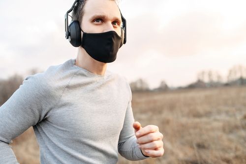 Olahraga menggunakan masker. (Shutterstock)