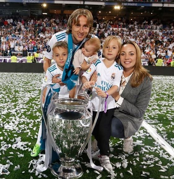 Luka Modric bersama istri dan ketiga anaknya. (Instagram/lukamodric10)