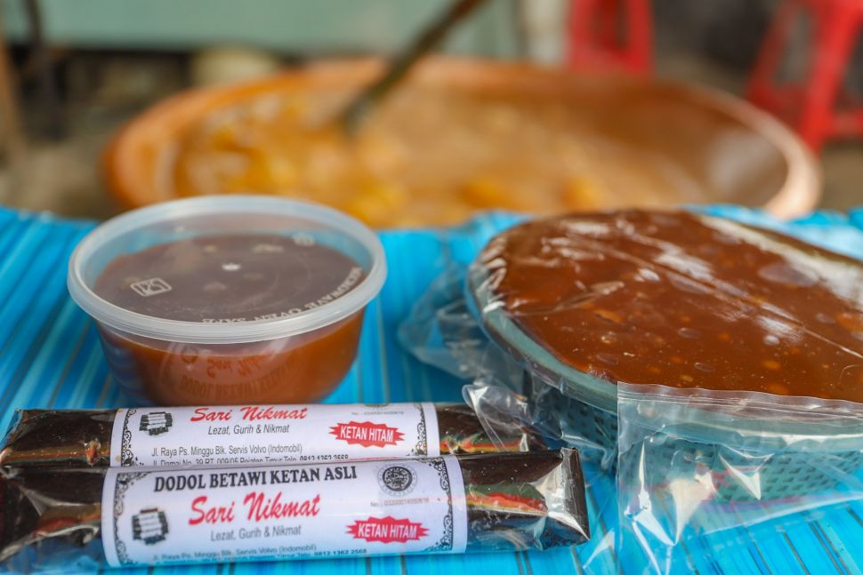 Aneka dodol betawi yang sudah siap jual di Sentra Dodol  Zakiyah, Pejaten Timur, Pasar Minggu, Jakarta Selatan, Jumat (15/5). [Suara.com/Alfian Winanto]