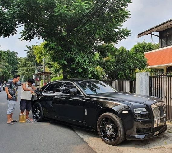 Denny Cagur isi mobil Rolls Royce Raffi Ahmad dengan bensin eceran [Instagram]