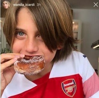 Wanda Nara mengunggah foto anaknya mengenakan jersey Arsenal. (Instagram/wanda_icardi)