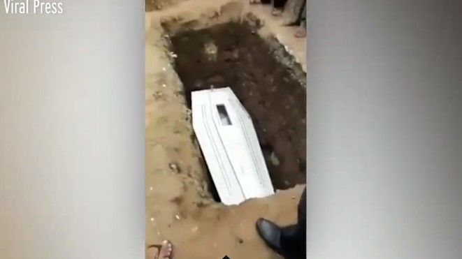 Viral video mayat dalam peti melambaikan tangan. (YouTube)