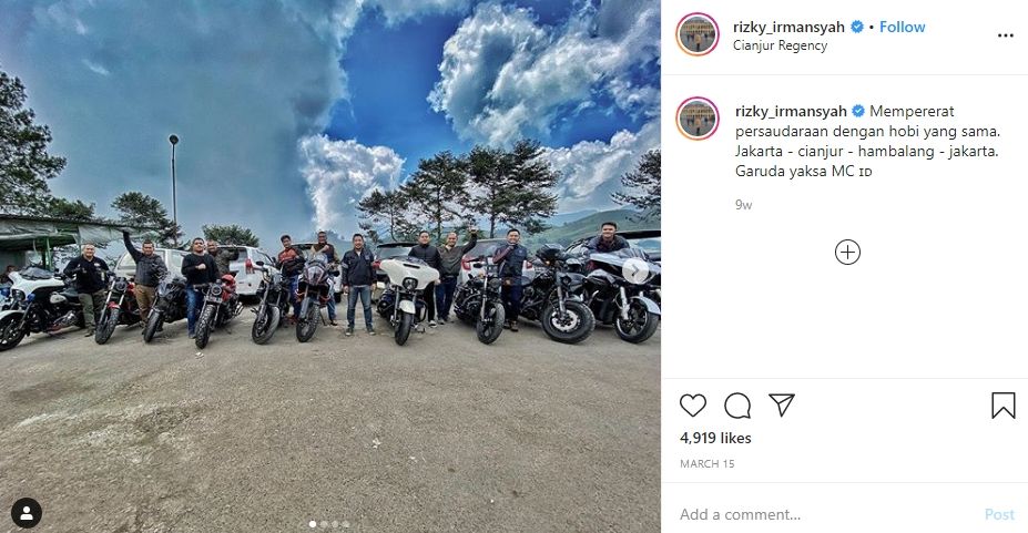 Rizky Irmansyah ketika kumpul bareng para bikers. (Instagram/@rizky_irmansyah)