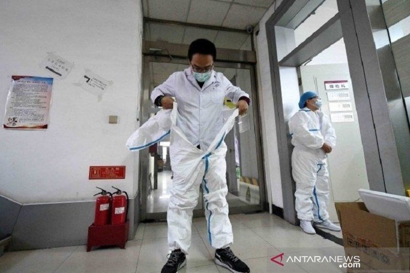 Peneliti mengenakan pakaian pelindung lengkap sebelum masuk ke dalam sebuah laboratorium di pusat pengendalian dan pencegahan di tengah merebaknya wabah virus Corona di Taiyuan, Provinsi Shanxi, China, Jumat (14/2/2020). (ANTARA FOTO/cnsphoto via REUTERS)