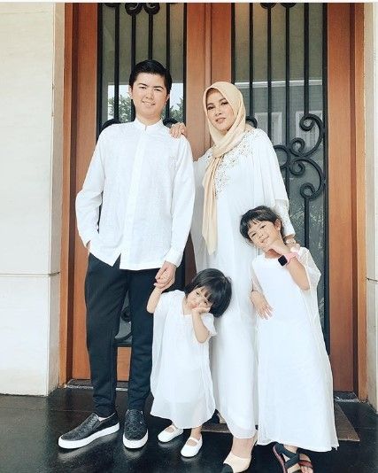 Inspirasi Baju Lebaran Kembar Bareng Anak. (Instagram/@ollaramlanaufar)