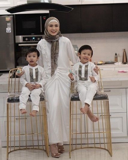 Inspirasi Baju Lebaran Kembar Bareng Anak. (Instagram/@donitabhubiy)