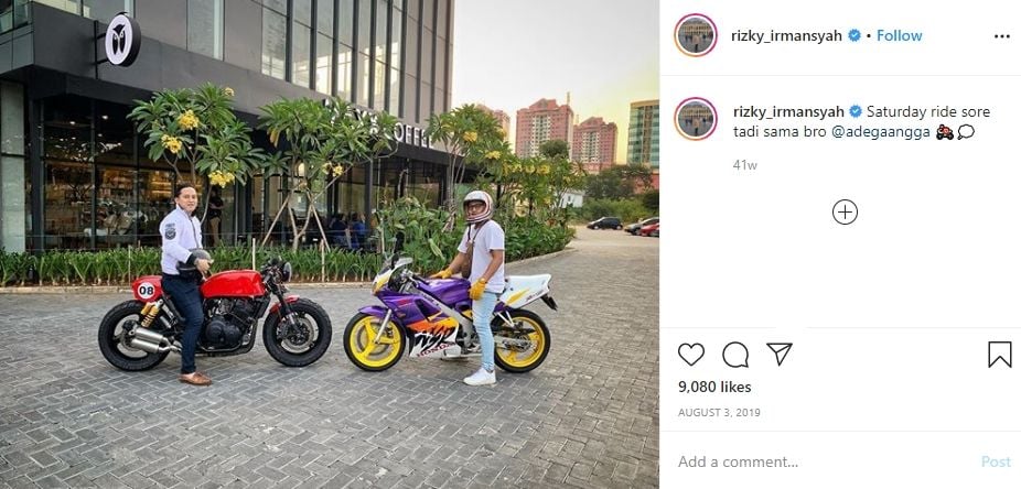 Potret Rizky Irmansyah bareng di atas motor. (Instagram/@rizky_irmansyah)