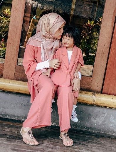 Inspirasi Baju Lebaran Kembar Bareng Anak. (Instagram/@missnyctagina)