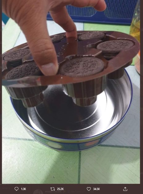 Ngakak, Begini Respon Kaget Warganet saat Buka Isi Oreo Kemasan Kaleng. (Twitter/@ponakanyaom)