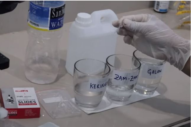 Membandingkan air zamzam. (YouTube/Lab Experiment)