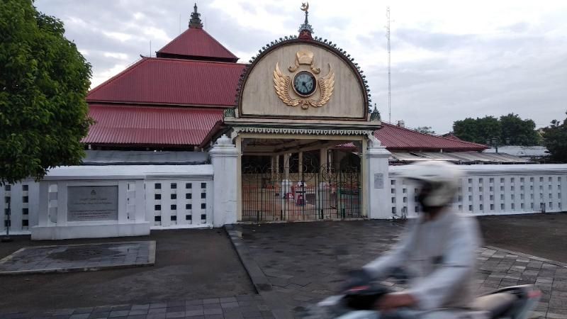 Seorang pengendara melintasi Masjid Gedhe Kauman Yogyakarta yang tertutup untuk kegiatan Ramadan selama covid-19, Rabu (20/5/2020). [Suarajogja.id / Ilham Baktora]