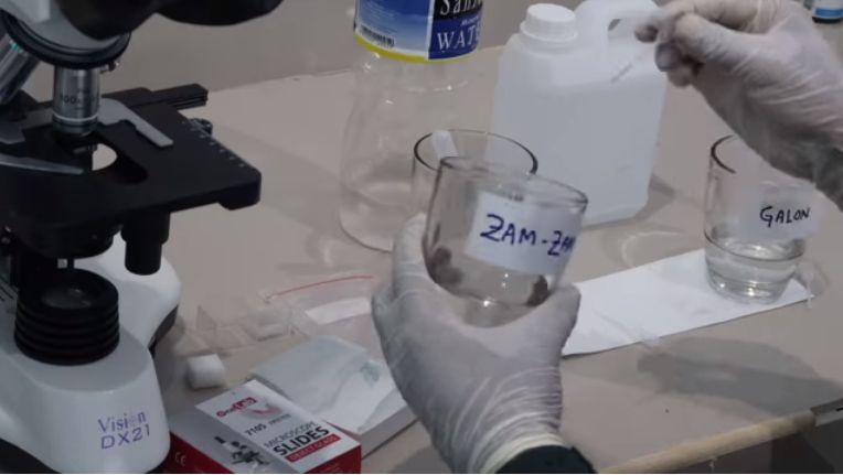Membandingkan air zamzam. (YouTube/Lab Experiment)