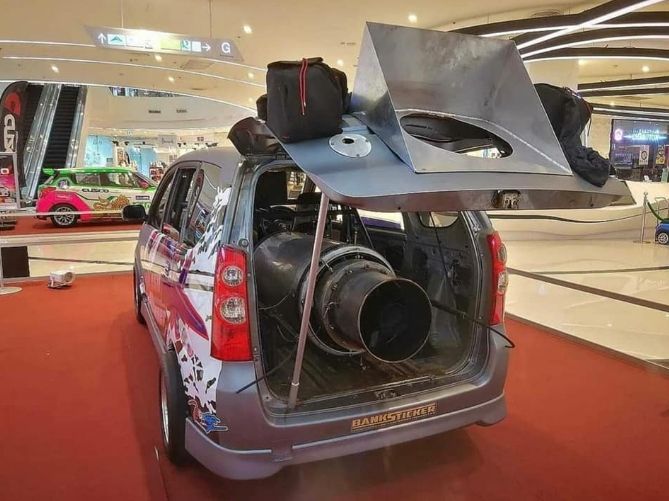 Toyota Avanza dengan mesin yang bikin salfok. (Instagram/@toyotaavanzaintheworld)