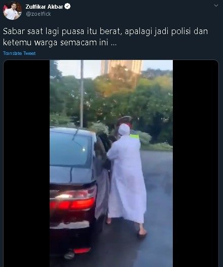 Pria berjubah murka usai mendapat teguran dari petugas. (Twitter)