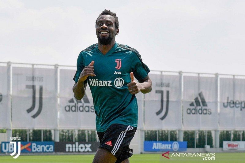 Gelandang Juventus Blaise Matuidi menjalankan latihan di fasilitas latihan klub, Kamis (22/5/2020). (twitter.com/juventusfc)