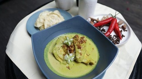 Opor Ayam Kampoeng khas Lebaran ini racikan Chef Hendryan Afrianto dari Hotel Jambuluwuk Thamrin, Jakarta. (Suara.com/Peter Rotti)