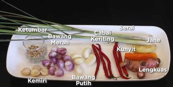 Bumbu yang dibutuhkan untuk membuat ketupat sayur bakso. (Screenshot/Devina Hermawan)