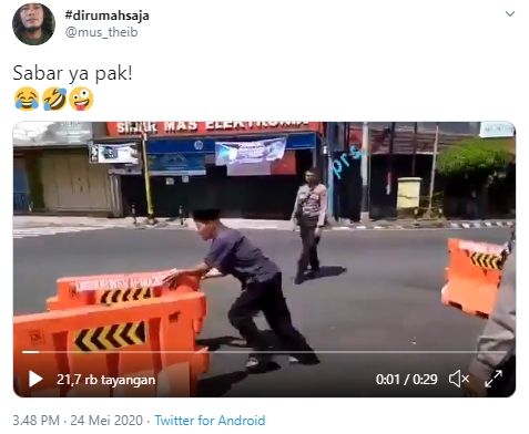 Pria Wonosobo nekat buka pembatas jalan saat Idul Fitri (Twitter).