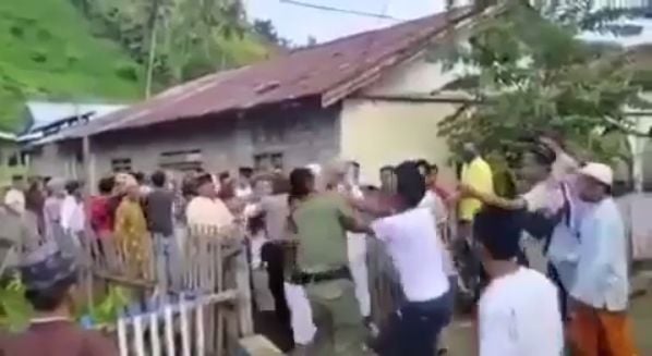 Viral Video Petugas Diamuk Warga, Diduga Larang Salat Idul Fitri Berjemaah. (instagram.com/cetul22)