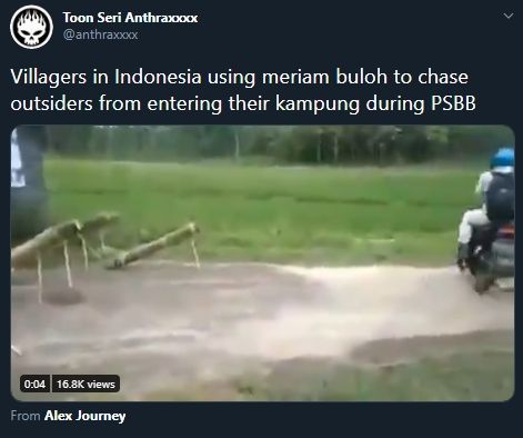 Pengendara Honda Revo dihadang menggunakan meriam bambu. (Twitter)