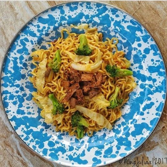 Mi goreng rendang. (Instagram/@ningidaa)