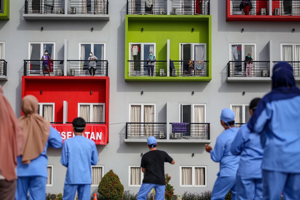 Sejumlah tenaga medis, relawan dan pasien COVID-19 mengikuti kegiatan senam pagi di Rumah Singgah Karantina COVID-19, Kabupaten Tangerang, Banten, Selasa (26/5).  [ANTARA FOTO/Fauzan]