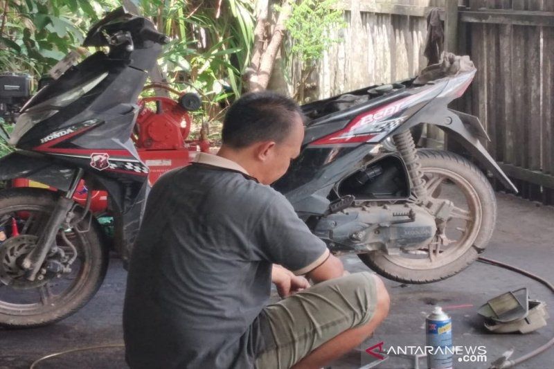 Pandemi bikin pemilik bengkel merugi.[ANTARA/Gunawan Wibisono]