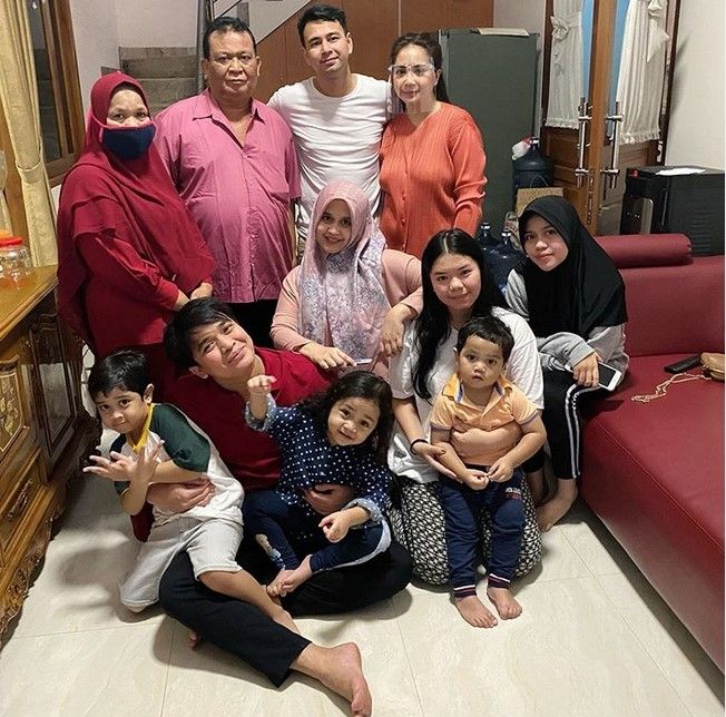 Raffi Ahmad dan Nagita Slavina bersama Billy Syahputra dan keluarga. [Instagram]