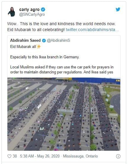 Umat muslim Jerman salat Id di area parkir Ikea. (Twitter/@@SNCarlyAgro)