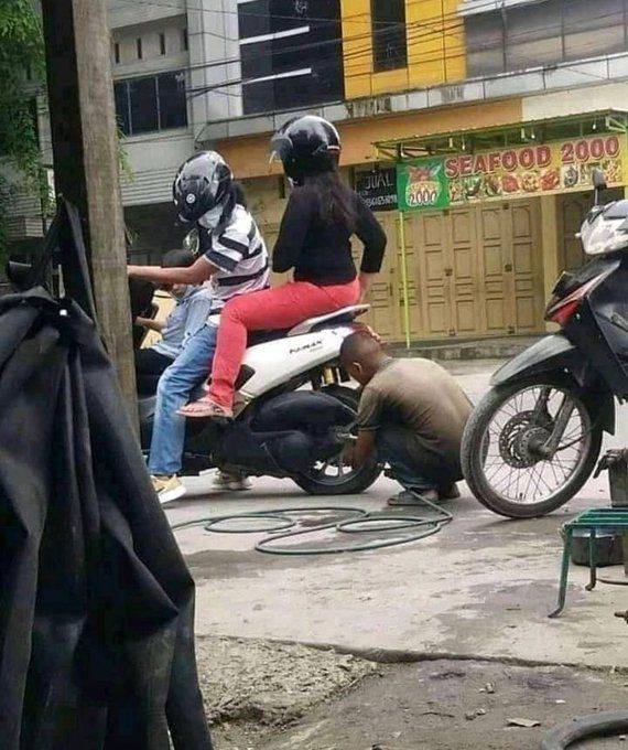 Pemotor isi angin ban jadi bahan gunjingan warganet.