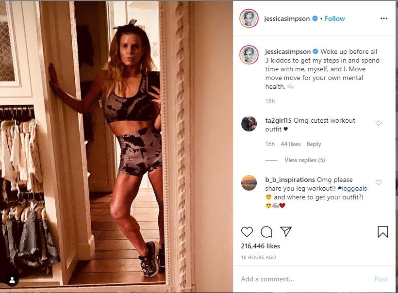 Jessica Simpons pamer perut rata dan kencang pakai sport bra. (dok: Instagram/jessicasimpson)