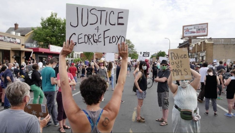 Sejumlah bagian Minneapolis, Amerika Serikat, hebat terbakar sejak Kamis (28/5/2020) pagi, setelah warga setempat turun ke jalan memprotes kematian George Floyd. [Antifa]